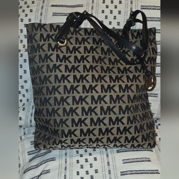 Michael Kors Large Tote - Picture 1 of 4